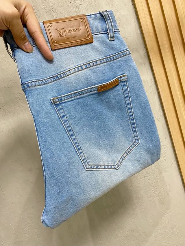Lv 男士丹宁牛仔裤 官宣画册海报穿搭款 客供高级进口的丹宁原色面料 特选日本冈山纯正13Oz 盎司牛仔布料 重磅环保植物酵素水洗工艺 肌理有着淡淡的复古色彩
