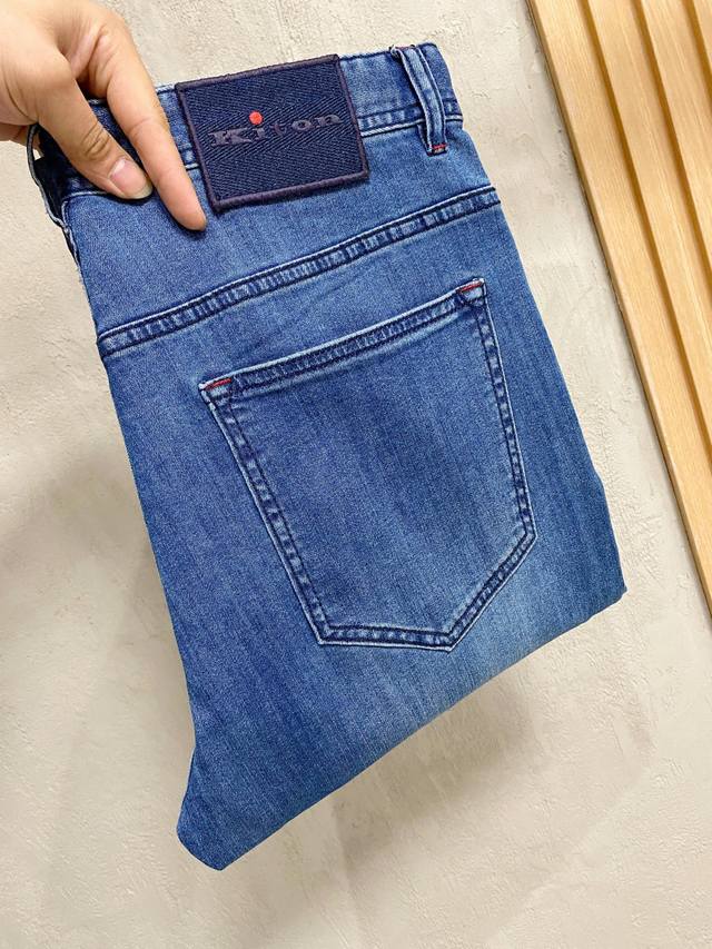 Kiton 男士丹宁牛仔裤 官宣画册海报穿搭款 客供高级进口的丹宁原色面料 特选日本冈山纯正13Oz 盎司牛仔布料 重磅环保植物酵素水洗工艺 肌理有着淡淡的复古