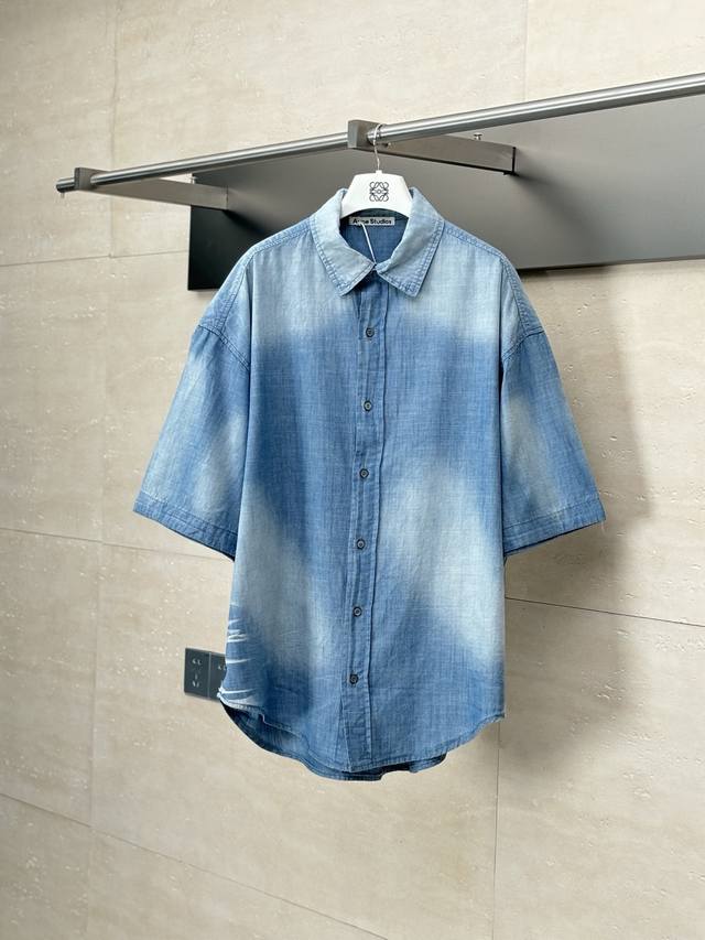 acne Studio* 25Ss 1996系列牛仔短袖衬衫 定制亚麻牛仔面料 区别于传统纯棉牛仔布 Acne 将亚麻纤维混入丹宁底布 通过定制纺纱工艺调整亚麻