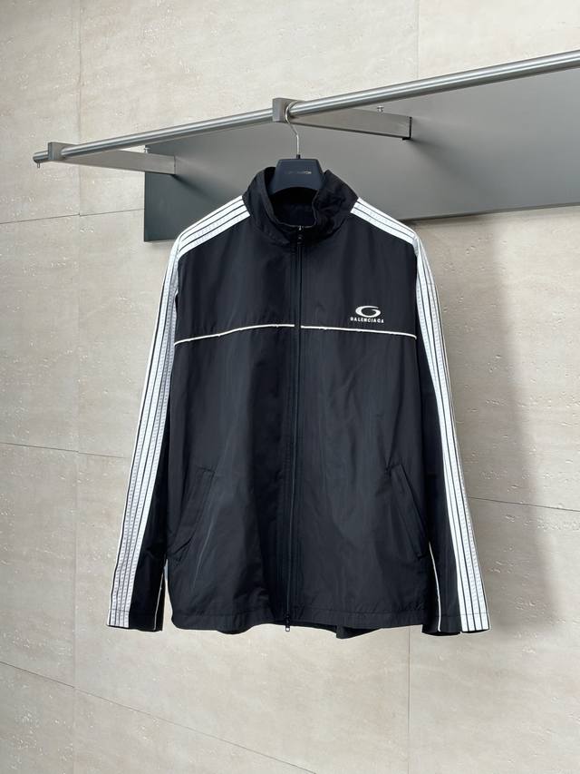balenciag* 巴黎Blcg Ss25新款五道杠拉条冲锋衣外套 面料经过防水涂层工艺内里采用三级聚酯鸟眼网Os超宽松廓型设计 侧面拉链口袋 极具设计感 开