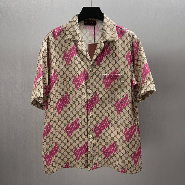 印花斜纹桑蚕丝保龄球衫 size : S-Xl 在2025早秋系列中 中国艺术家Currynew Xiang zhang 挥洒创意巧思 将全新品牌标识融入男士成