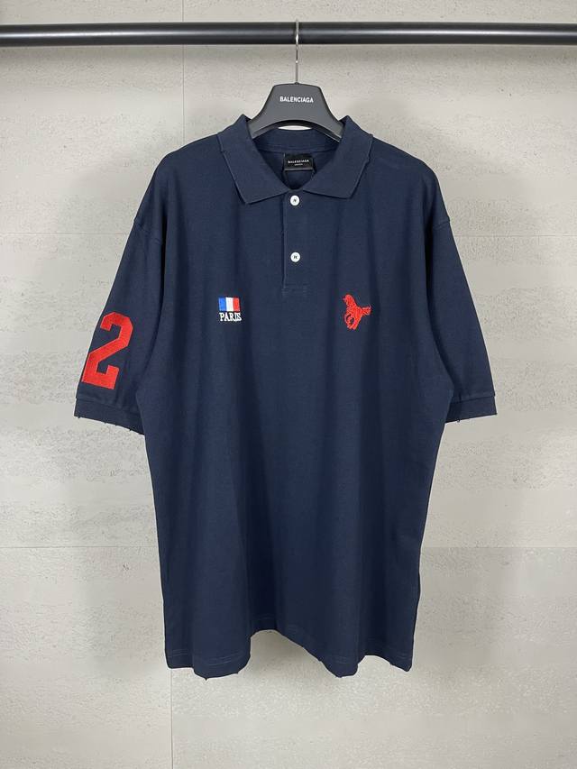 实拍图 顶级版本.官网品质 Balenci*Ga 巴黎#2025战马刺绣磨烂做旧polo衫 成衣洗水磨烂 设计感十足 欢迎对比 面料采用巴黎Zp定织定染全棉珠地