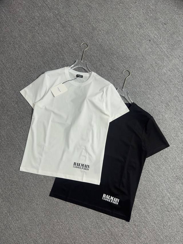 Balmain.巴尔曼 25春夏新品字母印花标识短袖T恤 正面下脚侧边饰品牌字母印花图案 巧妙融合极简风设计 低调又高级 辨识度直接拉满 版型是经典的常规款 尺