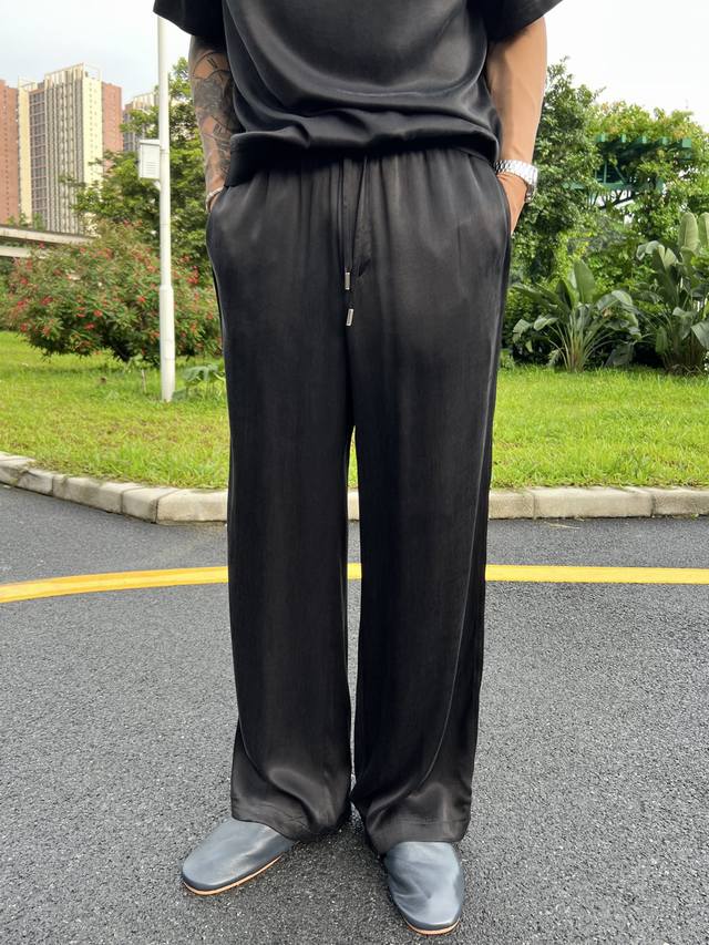 Lp 夏季男士轻奢宝藏单品来啦 慵懒风铜氨丝雾面霜感直筒运动休闲长裤 超柔软超垂顺 透气又舒适 爱了 颜色 黑 米白 咖色 绿 码数 M-3Xl