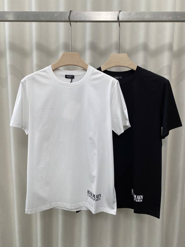 Balmain.25春夏新品字母印花标识短袖T恤 正面下脚侧边饰品牌字母印花图案 巧妙融合极简风设计 低调又高级 辨识度直接拉满 版型是经典的常规款 尺码标准