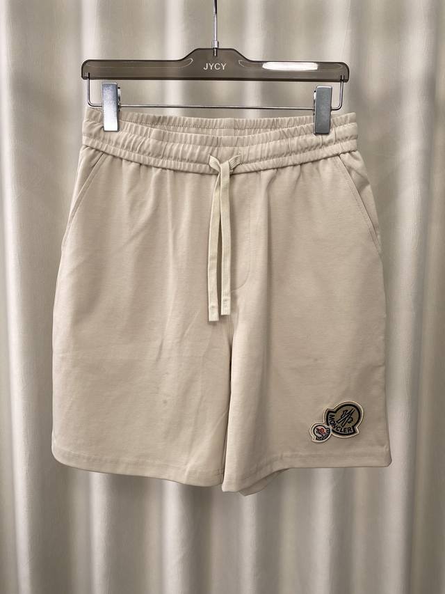 Moncler.夏季男士新品双标刺绣标识冰氧棉休闲短裤 正面左侧脚口边缀饰双徽标立体刺绣品牌元素设计 辨识度直接拉满 弹性松紧腰边带抽绳 两个侧袋+背面贴袋设计