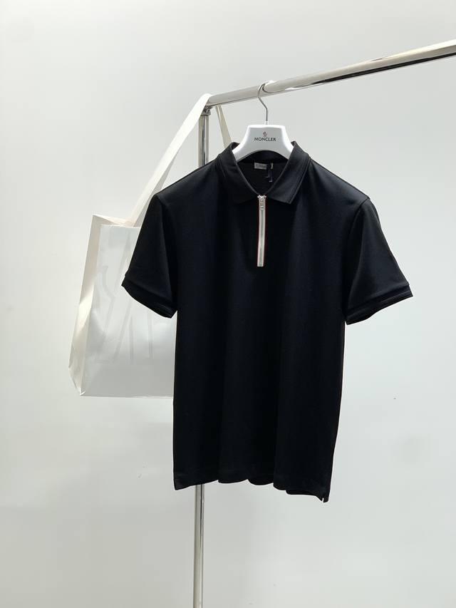 Moncler 蒙口 2025夏季最新品 专柜同步有售 原单狠货 时尚休闲翻领短袖T恤 上身舒适 吸睛而有亮点 采用进口原版面料 顶级刺绣工艺字母图案Logo