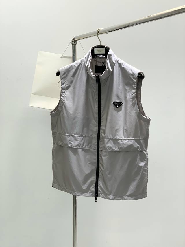 prada 普拉达 2025春季最新品 专柜同步有售 时尚休闲马甲 进口原版面料 做工极为复杂 唯一可以做代购级别的渠道狠货 顶级印胶工艺字母图案Logo 档次