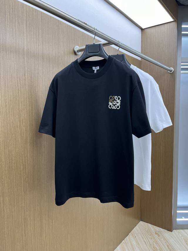 新款 Loe 高端定制 2025春夏新款首发专柜最新款短袖圆领T恤 高端订制 设计前卫时尚 品牌Logo重工艺设计 高端定制丝光云朵棉面料.手感柔软.穿着舒适.