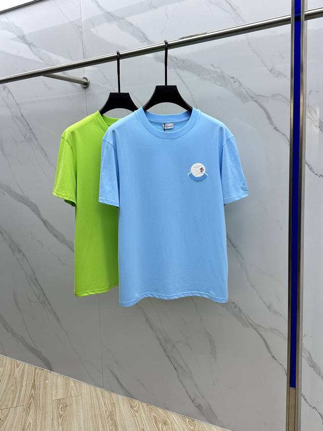 Moncler*蒙口 2025春夏新款首发专柜最新款短袖圆领T恤 高端订制 设计前卫时尚 品牌Logo刺绣工艺设计 高端定制长绒棉面料.手感柔软有质感 穿着舒适