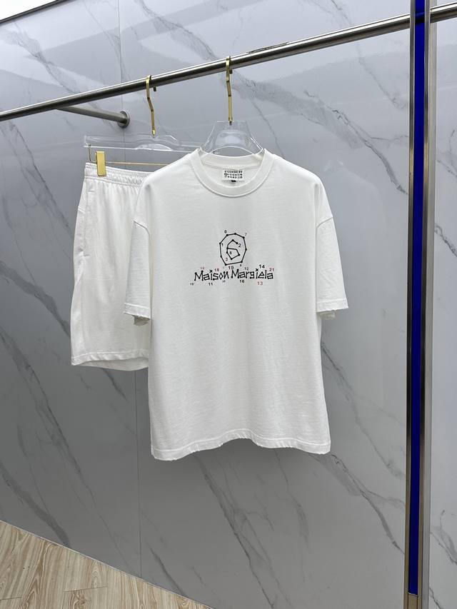 Mm6马吉拉 2025春夏最新款套装 男女款 贸易公司渠道稀出 同步官网发售 基本每一季都会有它的背影所在 期待着所有潮男潮女们的演绎 此款选用客供顶级纯棉洗水