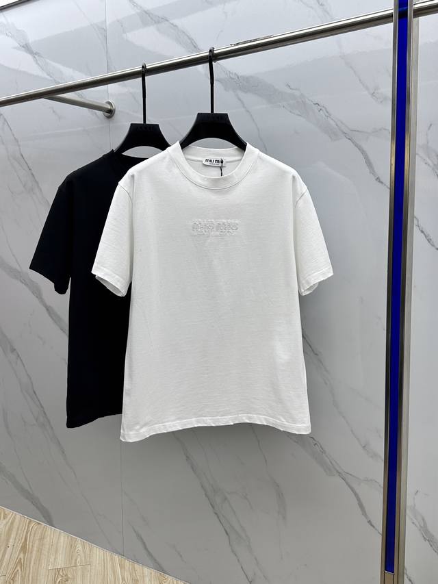 Miu Miu*缪缪 2025Fw春夏新品圆领打底外穿T恤 立体感Logo微阔半袖纯棉打底T恤 棉 手感面糯有骨感 柔而有韧性 工艺处理 韧性和抗皱性能得到大幅