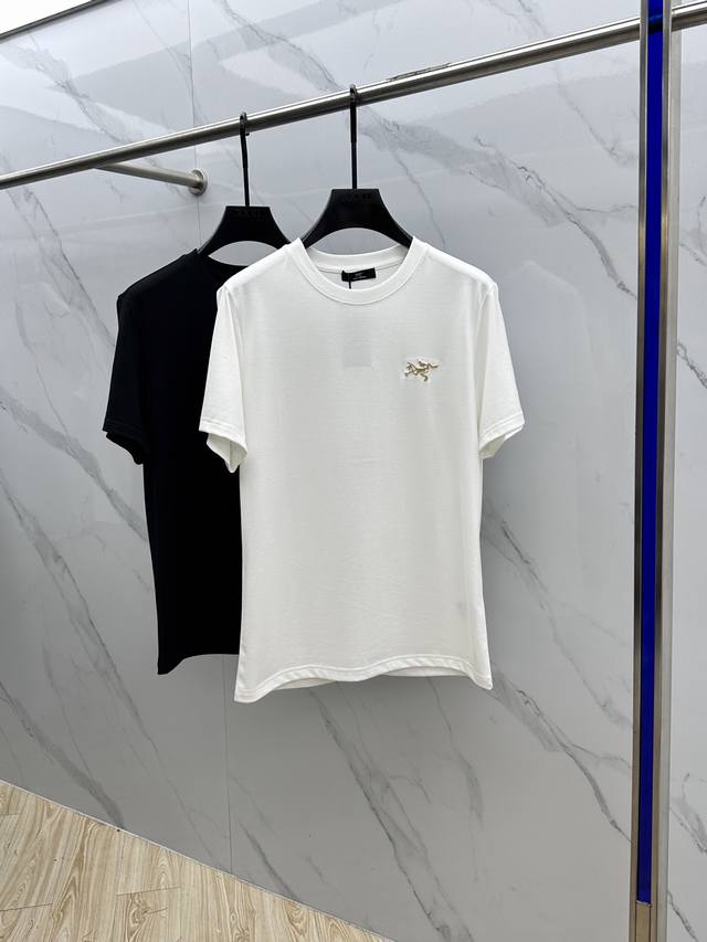 Arc*始祖鸟 2025Fw春夏新品圆领打底外穿T恤 立体感Logo微廓形半袖纯棉打底T恤 棉 手感面糯有骨感 柔而有韧性 龟背工艺处理 格子拼接袖子 韧性和抗
