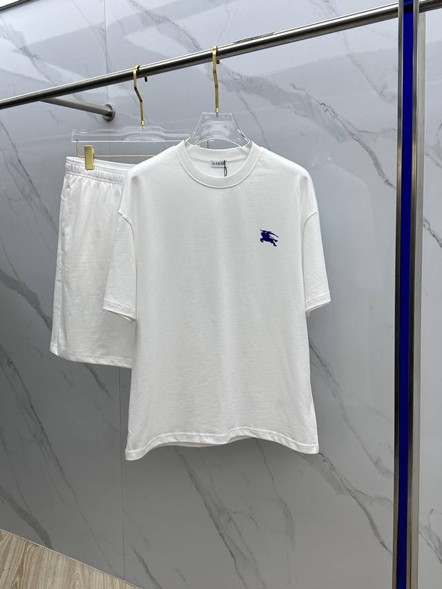 Burberry*巴宝莉 2025春夏最新款套装 男女款 贸易公司渠道稀出 同步官网发售 基本每一季都会有它的背影所在 期待着所有潮男潮女们的演绎 此款选用客供