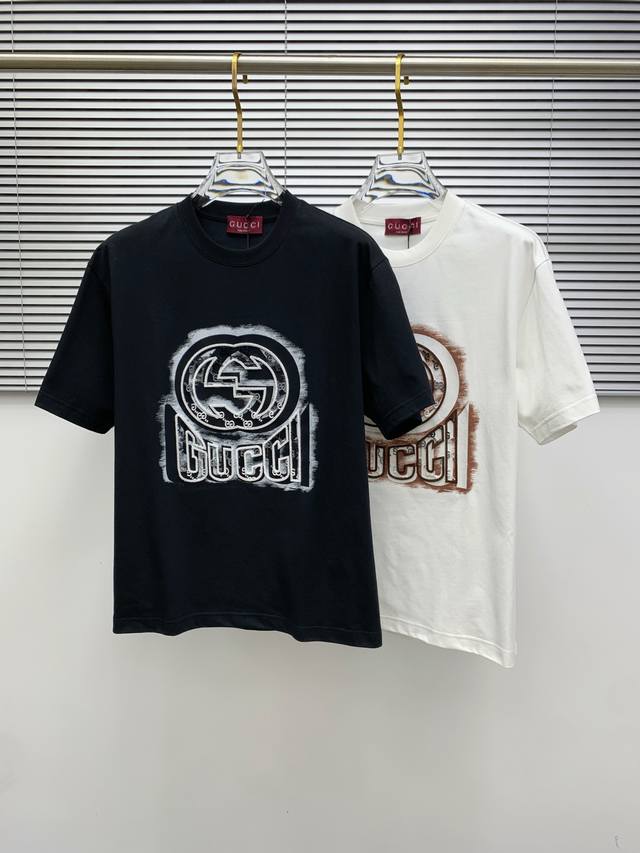 Ss古驰纯棉最新面料 经典标识图案Logo时尚简约潮流短袖 最顶级的品质专柜原单短袖 顶级制作工艺进口面料 专柜款独特设计 采用进口高端订制面料 官网在售 面料