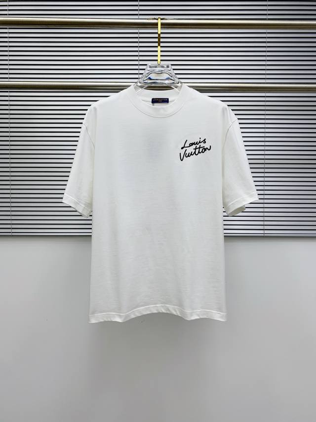 Sslv纯棉最新面料 经典标识图案Logo时尚简约潮流短袖 最顶级的品质专柜原单短袖 顶级制作工艺进口面料 专柜款独特设计 采用进口高端订制面料 官网在售 面料