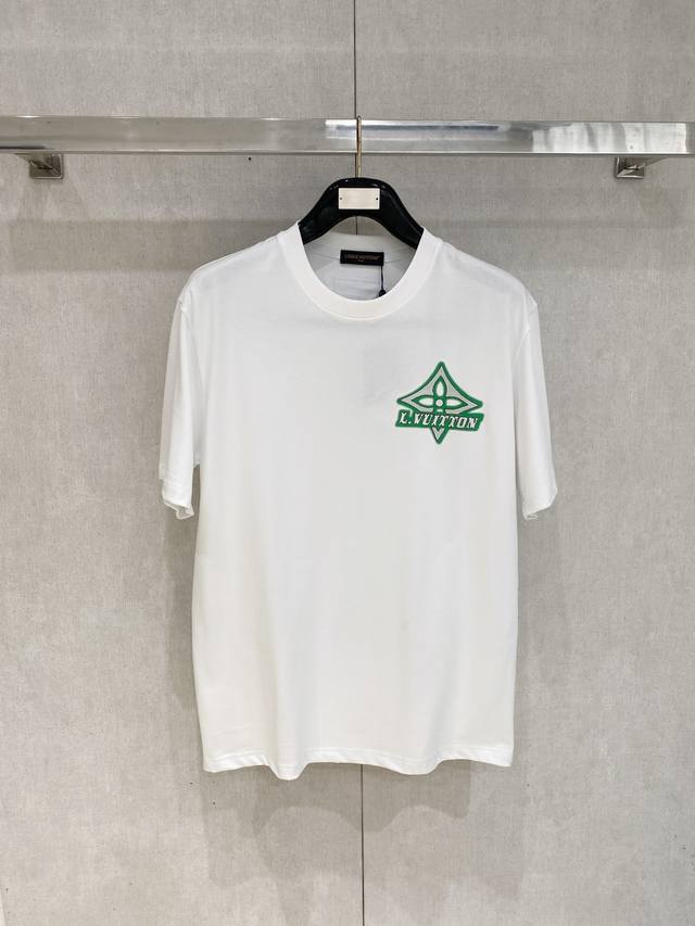 高版本 Lv2025新款经典圆领短袖 时尚百搭经典元素打造精致工艺专柜面料 顶级元素融合打造 经典短袖3标齐全 潮男时尚 无论是上身舒适度还是都是无可比拟的存在