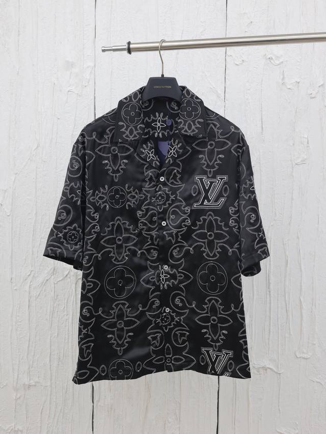 LV 路易 联名满身蔓藤靴线绣花刺绣短袖套装衬衫 添柏岚联名系列 定制原版桑蚕丝面料 采用了刺绣花纹缝线 米粒满幅刺绣工艺其特点在于通过精细的绣制手法 在整幅绣