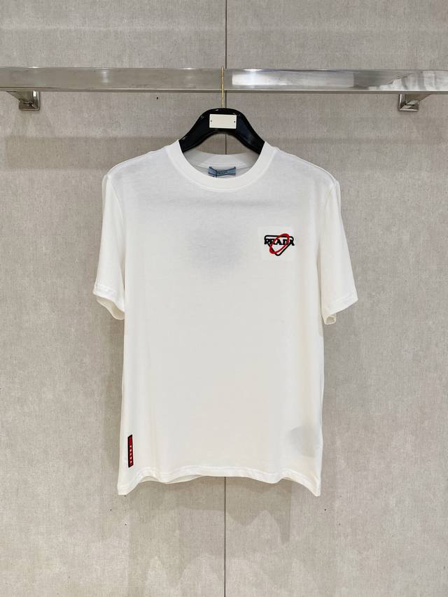 普拉*prada 25Ss春夏新款首发专柜最新款短袖圆领T恤 手绘工艺 高端订制 设计前卫时尚 品牌Logo重工艺设计 高端定制240克面料.手感柔软.穿着舒适
