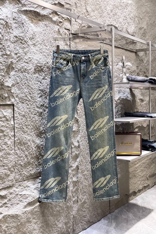 Balenciag* 巴黎 24Fw秋冬新款阔腿牛仔 丹宁水洗原单高端单品 整体采用的阔腿版型设计 定制的牛仔面料与裁剪比普通工艺复杂很多调整了好多次进口的牛仔