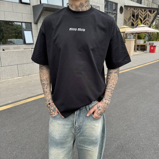 Miumiu夏季短袖采用优质棉质面料 亲肤舒适 版型完美 百搭款 Logo设计别具一格 上身效果潮流时尚活力满满 码数 S-2Xl高端货品