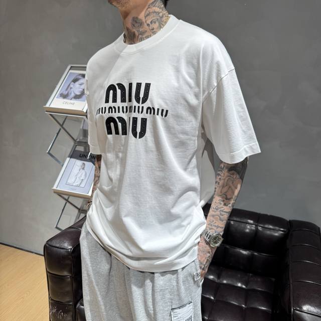 新款Miu Miu 新款T恤 面料采用顶级原版精梳棉洗水面料 立体印花图案设计 时尚潮流 顶级的做工 高端品质 男女同款 尺码 S-2Xl