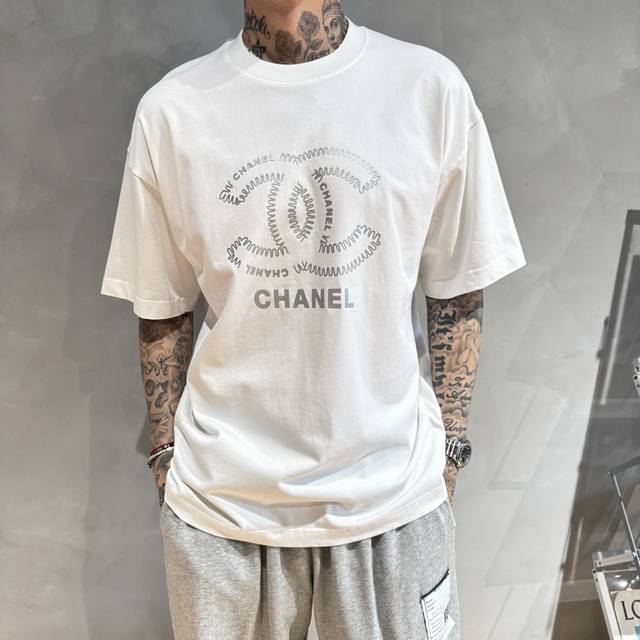 新款Chanel 新款T恤 面料采用顶级原版精梳棉洗水面料 立体印花图案设计 时尚潮流 顶级的做工 高端品质 男女同款 尺码 S-2Xl
