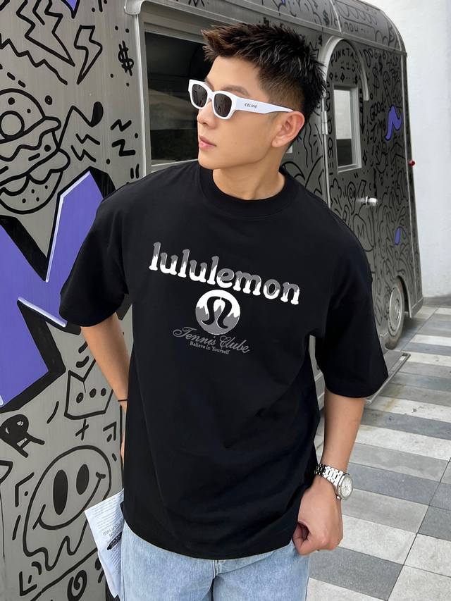 Lulu 新款字母印花双层重工短袖T桖 字母图案不管是T桖还是卫衣都是每年的爆款单品 前幅大面积印花采用大康丽数码印花机直喷 成本极高 经过多次的调试打版图案色