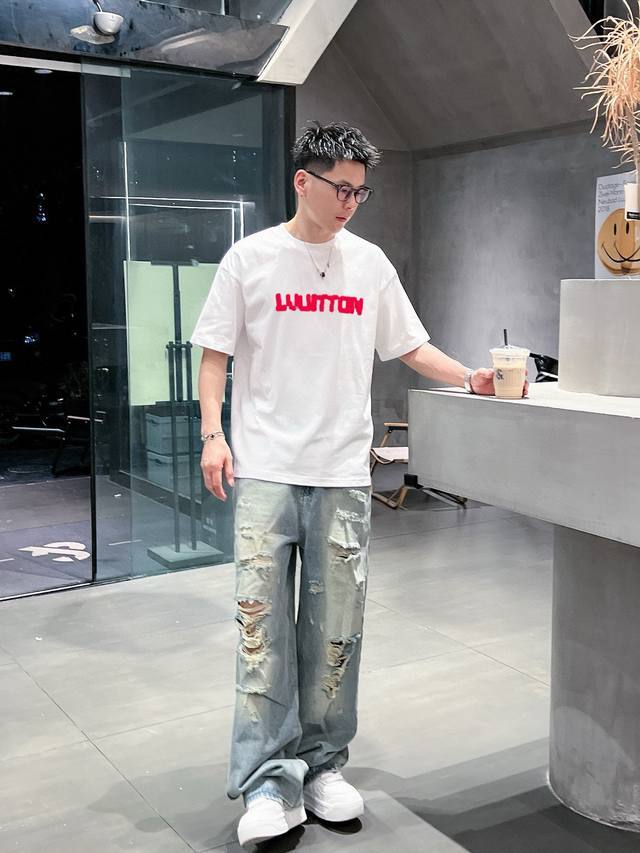 路易威登 新款字母印花双层重工短袖T桖 字母图案不管是T桖还是卫衣都是每年的爆款单品 前幅大面积印花采用大康丽数码印花机直喷 成本极高 经过多次的调试打版图案色