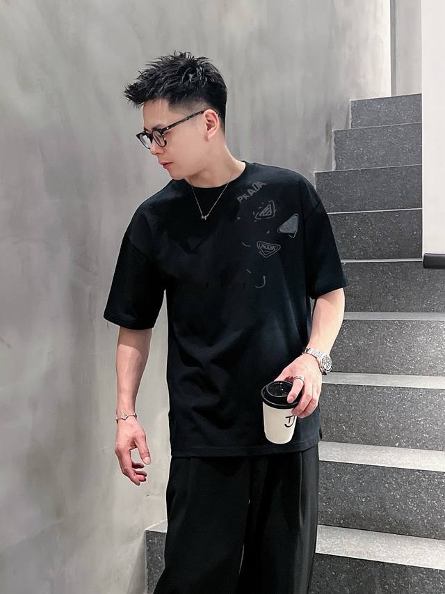 普拉达 新款字母印花双层重工短袖T桖 字母图案不管是T桖还是卫衣都是每年的爆款单品 前幅大面积印花采用大康丽数码印花机直喷 成本极高 经过多次的调试打版图案色差