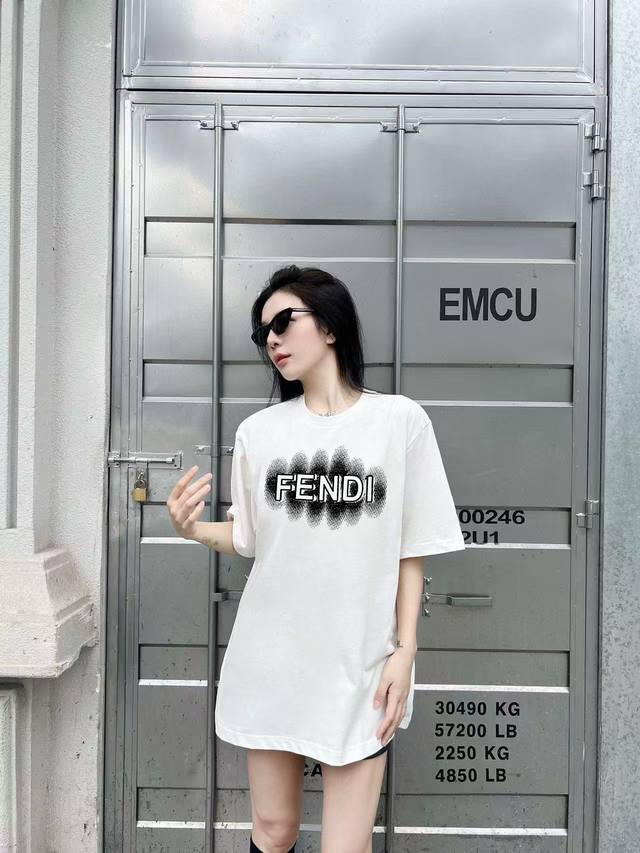 芬迪 新款字母印花双层重工短袖T桖 字母图案不管是T桖还是卫衣都是每年的爆款单品 前幅大面积印花采用大康丽数码印花机直喷 成本极高 经过多次的调试打版图案色差还