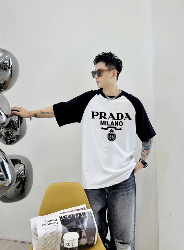 普拉达 插肩新款字母印花双层重工短袖T桖 字母图案不管是T桖还是卫衣都是每年的爆款单品 前幅大面积印花采用大康丽数码印花机直喷 成本极高 经过多次的调试打版图案