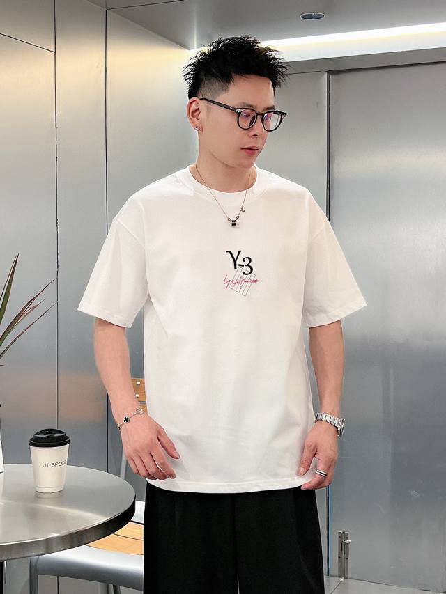 Y3 新款字母印花双层重工短袖T桖 字母图案不管是T桖还是卫衣都是每年的爆款单品 前幅大面积印花采用大康丽数码印花机直喷 成本极高 经过多次的调试打版图案色差还
