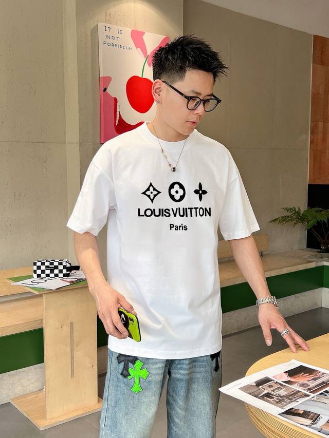 路易威登 新款字母印花双层重工短袖T桖 字母图案不管是T桖还是卫衣都是每年的爆款单品 前幅大面积印花采用大康丽数码印花机直喷 成本极高 经过多次的调试打版图案色