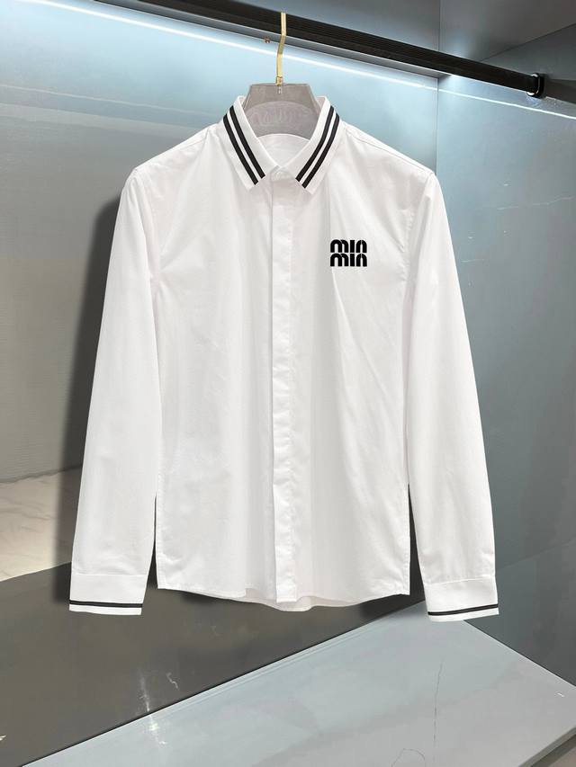 Miu Miu 专柜最新款男士必备款衬衫 100%天然棉 舒服透气 原单狠货 原版面料 柔软舒适 上身高端又奢华 足够场面的档次 这款衬衫无不骄傲的让你满意有面