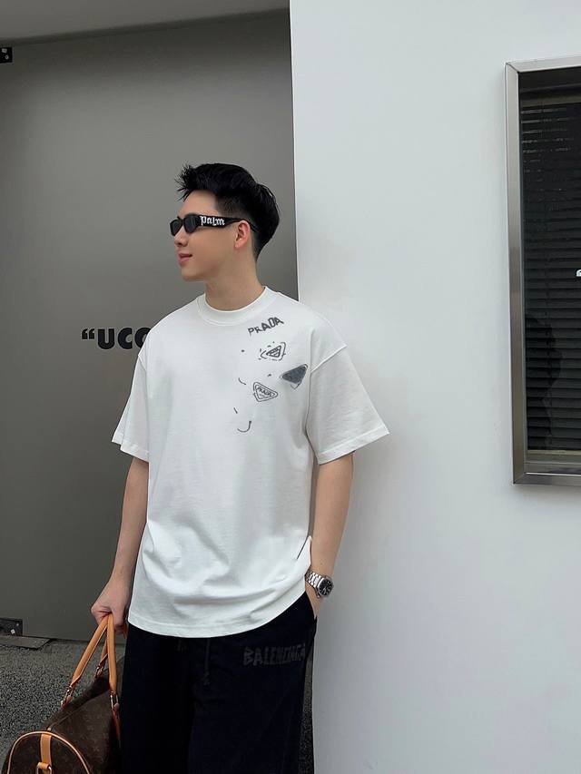 普拉达 新款字母印花双层重工短袖T桖 字母图案不管是T桖还是卫衣都是每年的爆款单品 前幅大面积印花采用大康丽数码印花机直喷 成本极高 经过多次的调试打版图案色差
