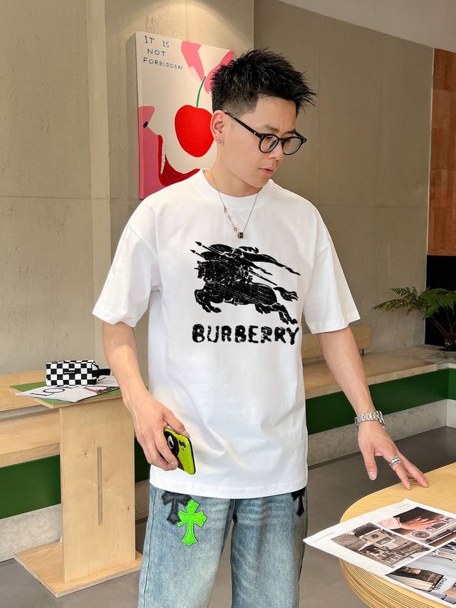 巴宝莉 25新款字母印花双层重工短袖T桖 字母图案不管是T桖还是卫衣都是每年的爆款单品 前幅大面积印花采用大康丽数码印花机直喷 成本极高 经过多次的调试打版图案
