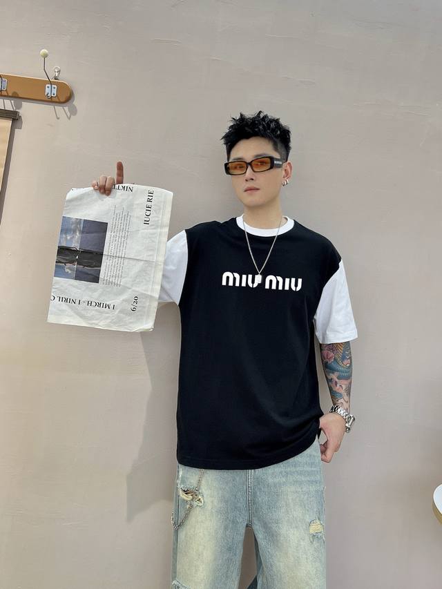 Miu Miu 拼接新款字母印花双层重工短袖T桖 字母图案不管是T桖还是卫衣都是每年的爆款单品 前幅大面积印花采用大康丽数码印花机直喷 成本极高 经过多次的调试