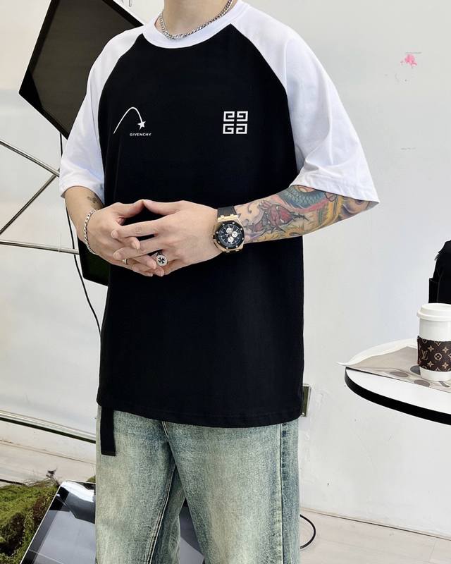 罗意威 插肩新款字母印花双层重工短袖T桖 字母图案不管是T桖还是卫衣都是每年的爆款单品 前幅大面积印花采用大康丽数码印花机直喷 成本极高 经过多次的调试打版图案