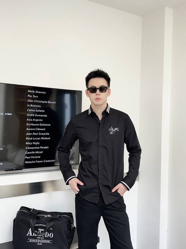 路易威登 专柜最新款男士必备款衬衫 100%天然棉 舒服透气 原单狠货 原版面料 柔软舒适 上身高端又奢华 足够场面的档次 这款衬衫无不骄傲的让你满意有面子 尺