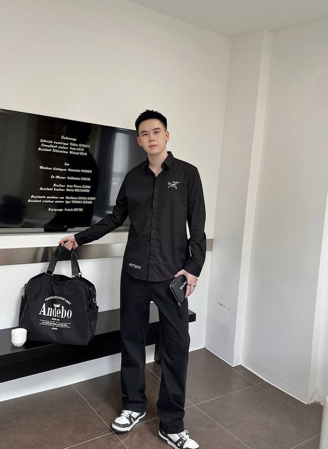 始祖鸟 专柜最新款男士必备款衬衫 100%天然棉 舒服透气 原单狠货 原版面料 柔软舒适 上身高端又奢华 足够场面的档次 这款衬衫无不骄傲的让你满意有面子 尺码