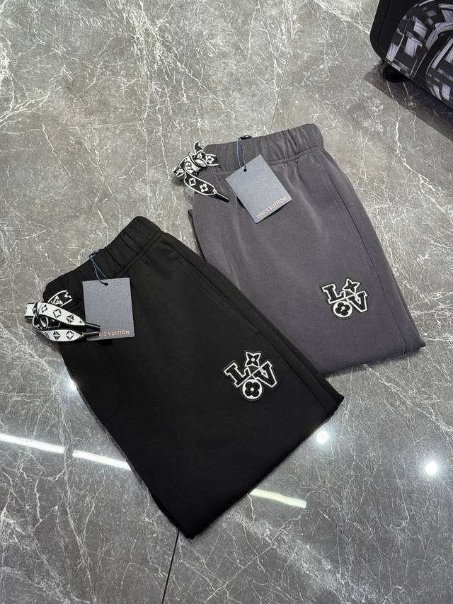 驴牌* 25Ss新款直筒长裤.简单基础又不失奢华的搭配组合.Lv刺绣贴饰点缀. 采用定制铜氨丝空气层混纺面料 抗皱不粘灰抗静电 面料柔软舒适有垂感.立挺上身有型