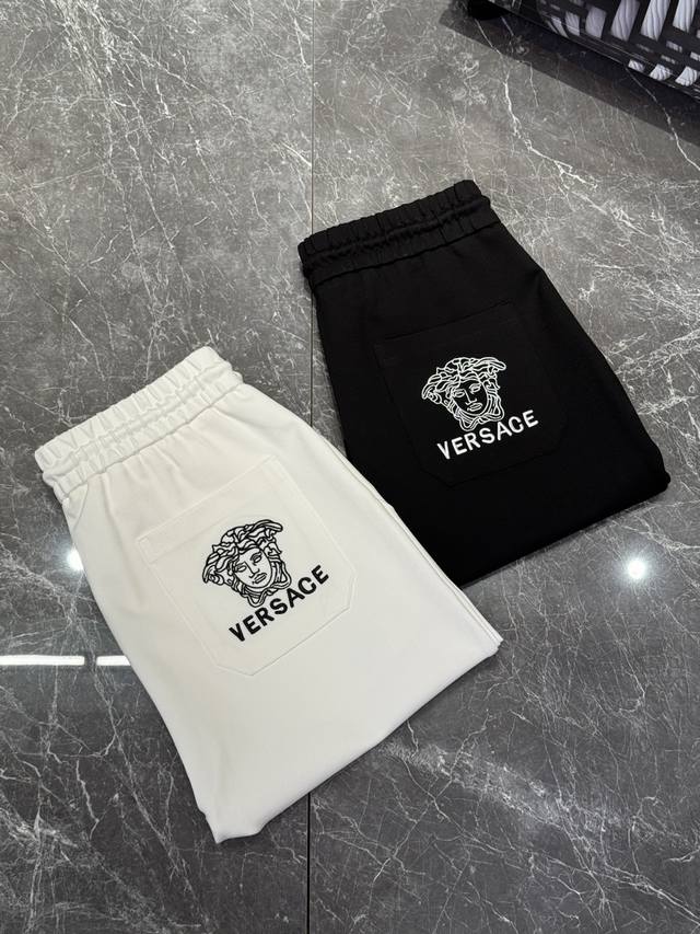 versac*E 美杜莎25Ss夏季新款五分短裤 爆款推荐 完美Versace搭配美度莎图形立体植绒设计 后口袋刺绣工艺.完美的丰富大家的视觉感 时尚又好看 常
