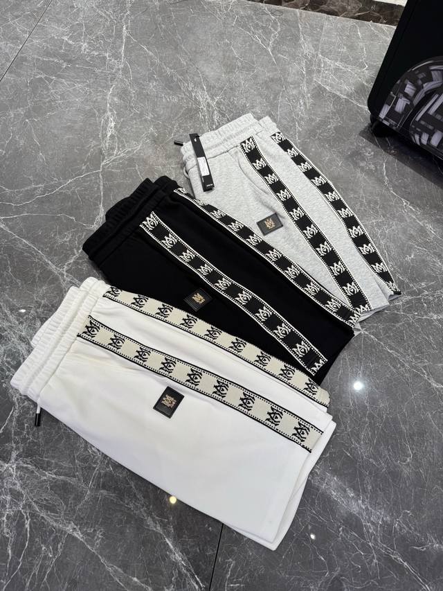 amiri* 埃米尔25Ss潮牌五分短裤 超高品 2025新款休闲运动风格.经典大牌新推系列将条纹Amiri品牌图形织带巧妙融入运动装设计 塑就一系列充满复古风
