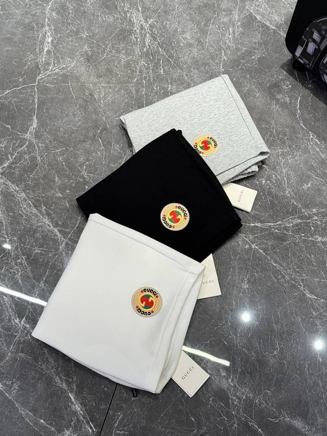 gucc* 25Ss潮牌五分短裤 休闲运动风格.经典大牌新推系列将条纹织带巧妙融入运动装设计 经典Gg绣花字母原版吊绳点缀.塑就一系列充满复古风情的运动风单品
