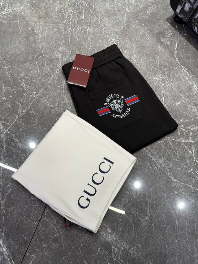 短裤 gucc*I 25Ss夏季新款五分短裤可成套搭配 视觉感受超前 悬垂感强 手感质感都极完美 新款25Slogo的经典设计完美的丰富大家的视觉感 时尚又好看