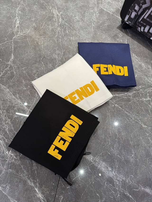 fend*I 芬-迪25Ss春夏新款五分短裤.可搭配套装 新款两侧无缝工艺.采用3D印花工艺 经典品牌字母标识.触摸手感细腻 极具立体感 触感肌理效果 效果极佳