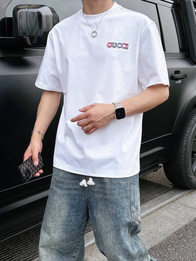 Gucci 古奇 2025夏季最新款 专柜同步有售 原单狠货 时尚休闲圆领短袖T恤 上身很有特点 吸睛而有亮点 进口原版面料 顶级刺绣工艺字母图案装饰Logo