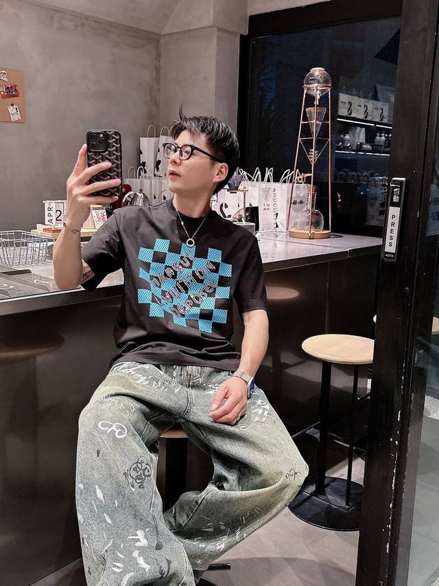 Louis Vuitton 路易威登 2025夏季最新款 专柜同步有售 原单狠货 时尚休闲圆领短袖T恤 上身很有特点 吸睛而有亮点 进口原版面料 顶级刺绣工艺字