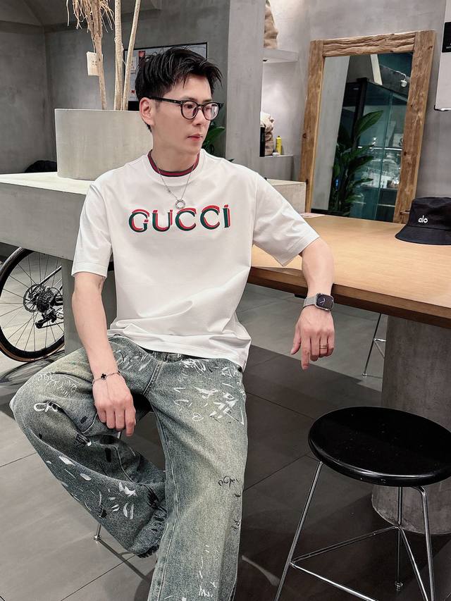 Gucci 古奇 2025夏季最新款 专柜同步有售 原单狠货 时尚休闲圆领短袖T恤 上身很有特点 吸睛而有亮点 进口原版面料 顶级刺绣工艺字母图案装饰Logo